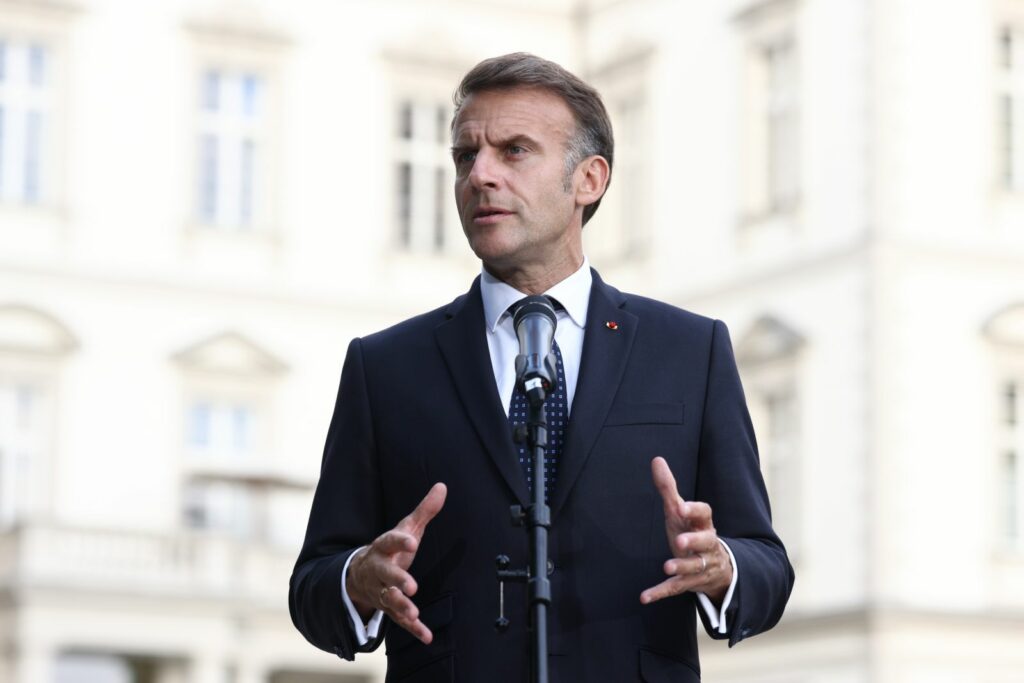 Pompierii români, felicitați de Emmanuel Macron pentru intervenția în incendiile din Franța