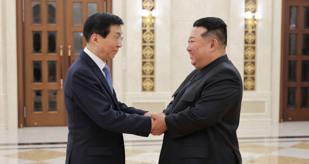 Kim Jong Un strânge relațiile cu Beijingul. Unul dintre cei mai puternici oameni ai Chinei, primit la Phenian