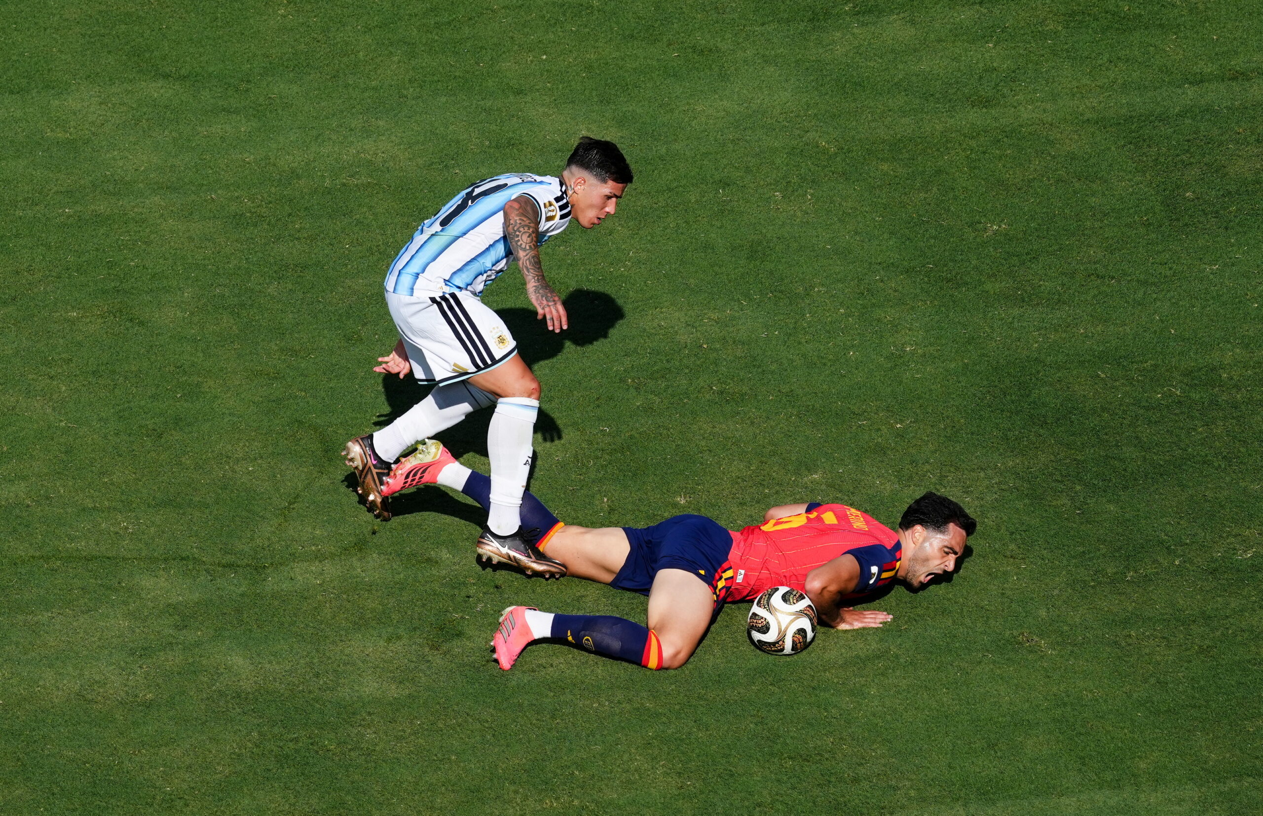 Mikel Merino cade la pământ în urma unui duel cu argentinianul Enzo Fernández