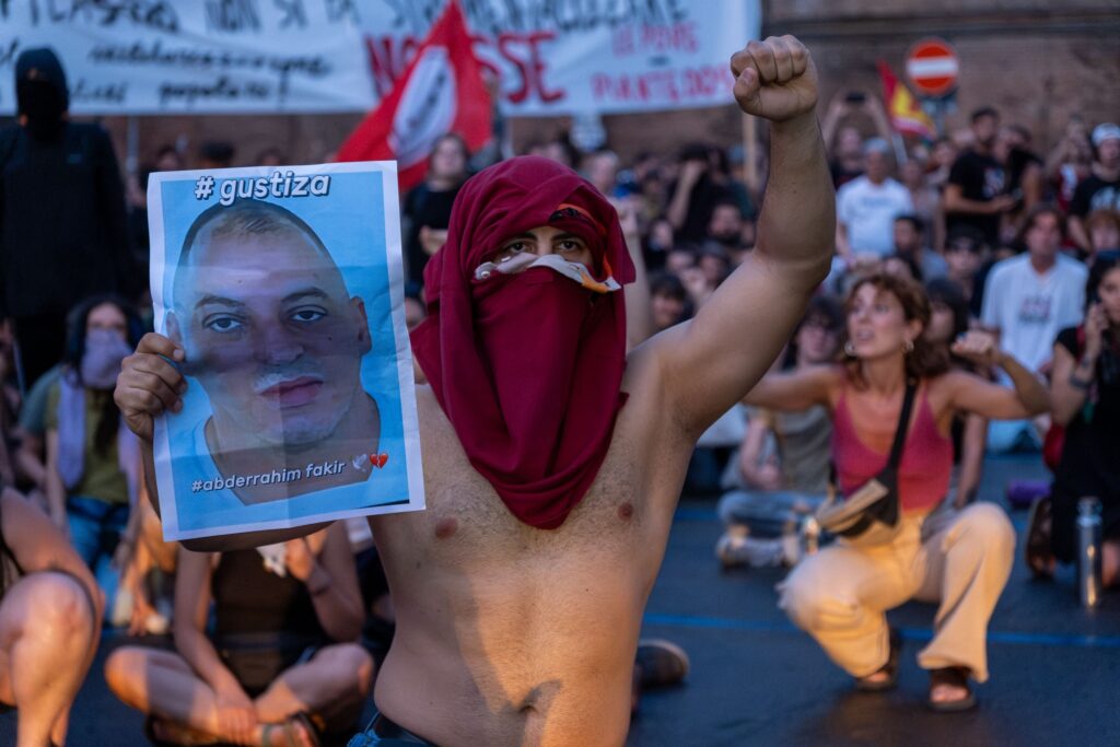 Proteste în Bologna, după ce un bărbat a murit în timp ce era imobilizat de poliție