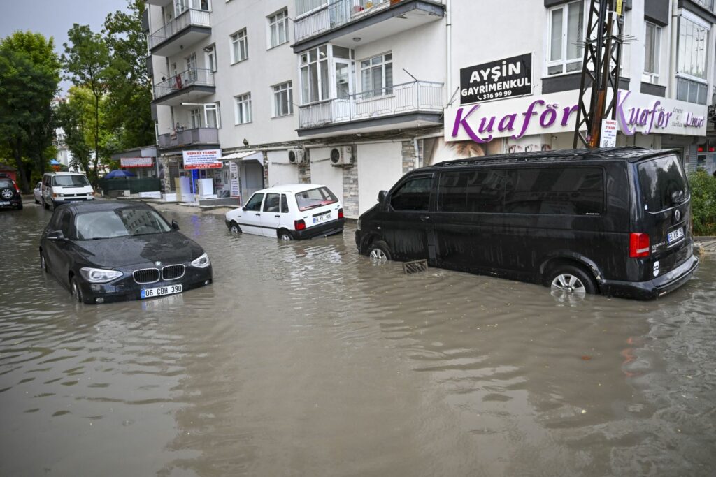 Ankara, sub ape după o ploaie torențială. Meteorologii anunță că ploile continuă