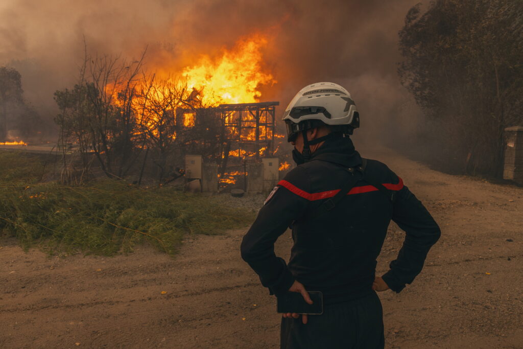 Emmanuel Macron prezidează o ședință de urgență pe fondul incendiilor de vegetație. Peste 250.000 de oameni au fost evacuați