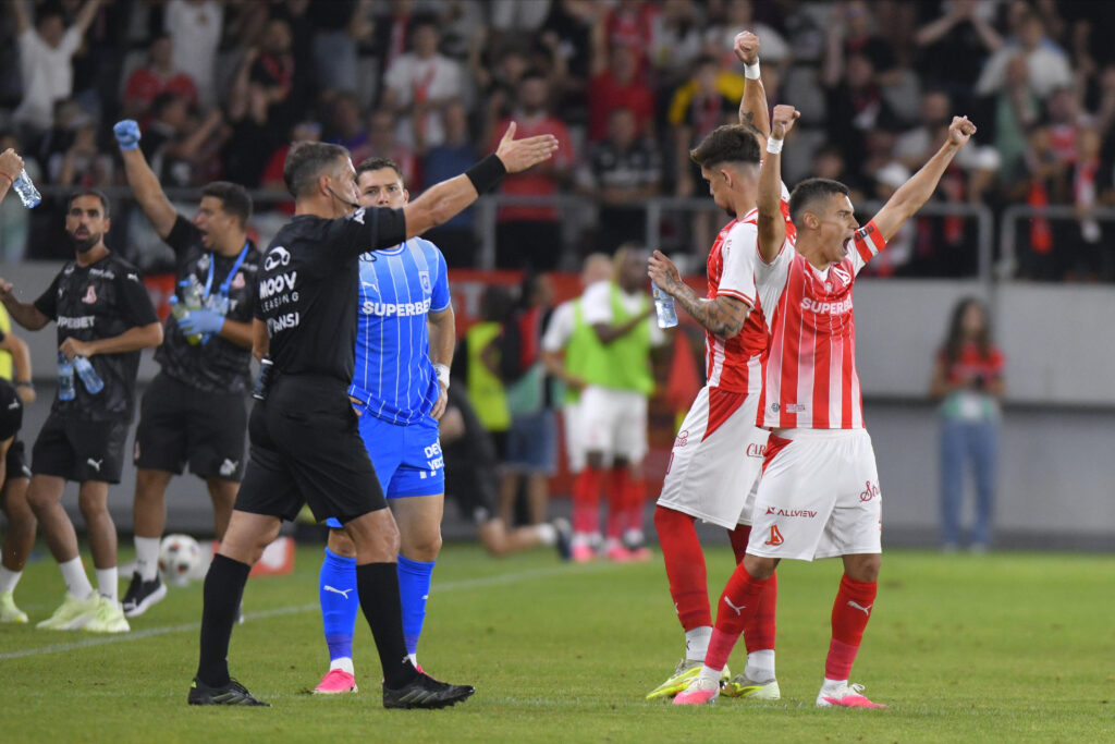 Situație bizară la Dinamo – Craiova: Istvan Kovacs a decis un ofsaid la monitor după ce sistemul VAR nu a putut trasa liniile