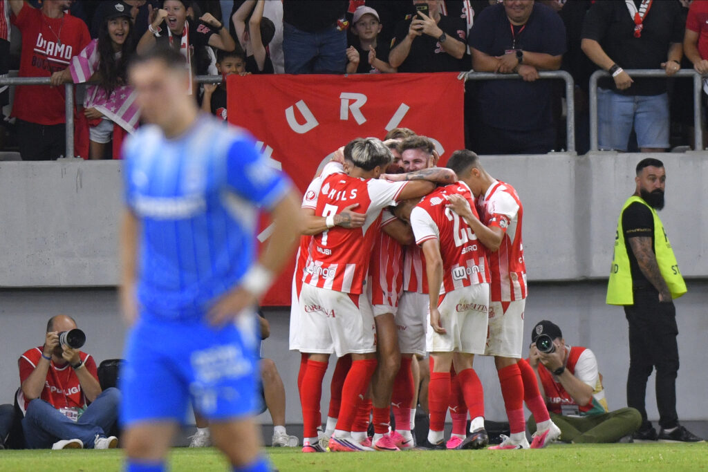 Dinamo a spulberat campioana! „Câinii” au învins Universitatea Craiova cu 5-1, într-un derby cu eliminare și intervenții VAR