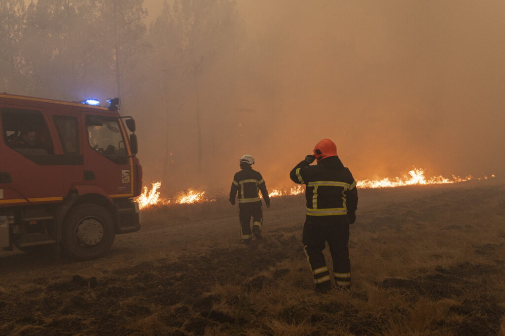 Estimarea sumbră a pompierilor din Franța: Ar putea dura "săptămâni sau luni" până la stingerea completă a incendiilor