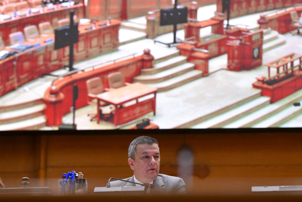 Vacanța, mai importantă decât PNRR: doar 100 dintre cei 330 de deputați au venit azi în plen la sesiunea extraordinară. 115 nu s-au conectat nici măcar online