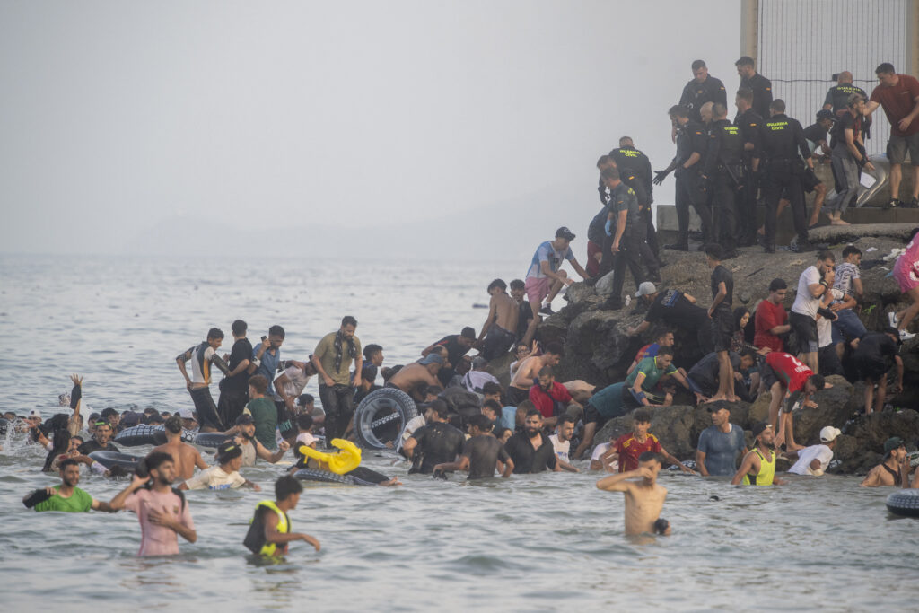 Zeci de mii de migranți s-au întors în mod voluntar în Maroc după ce au trecut pe teritoriul spaniol Ceuta