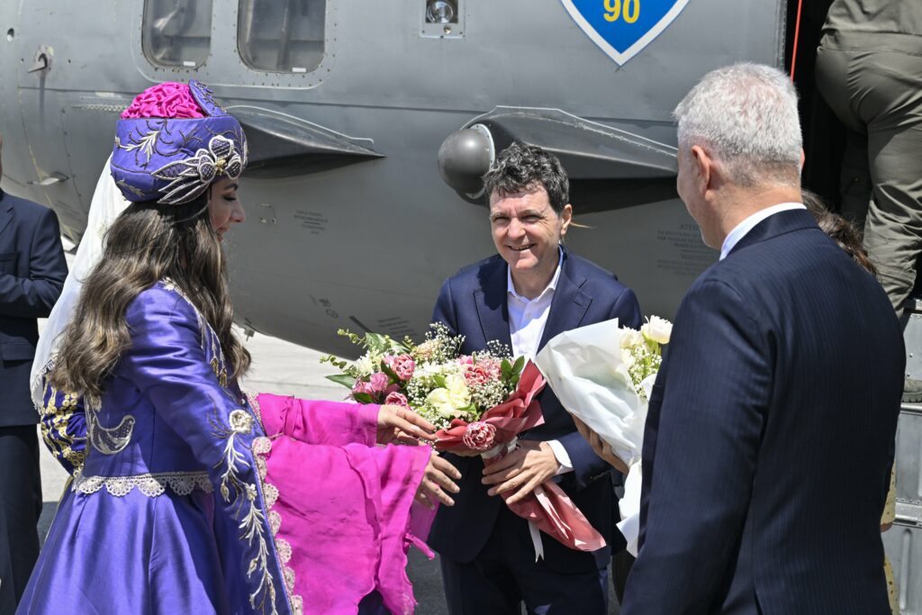 Nicușor Dan a ajuns la Summitul NATO de la Ankara, la bordul unui Spartan. Președintele României, alături de Mirabela Grădinaru, întâmpinați de ministrul Comerțului din Turcia