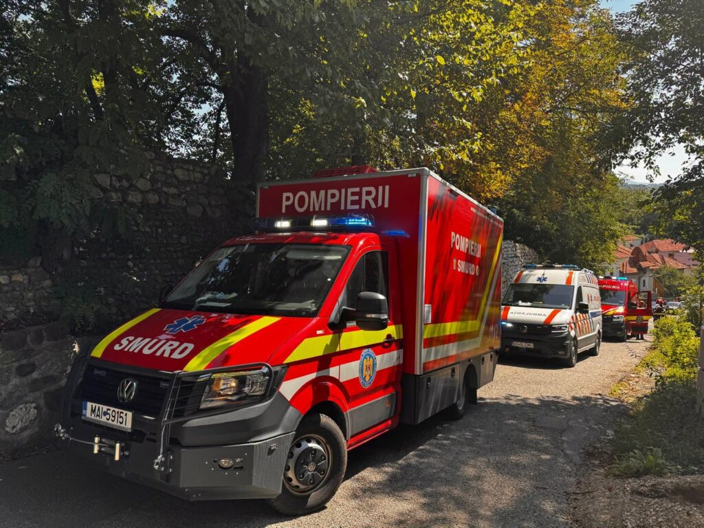 Accident grav pe A3. Un microbuz care transporta nouă persoane s-a izbit de un parapet