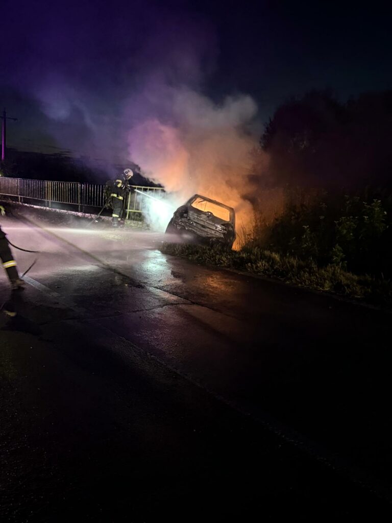 Autoturism cuprins de flăcări în Dâmbovița. Un tânăr de 21 de ani a ajuns la spital