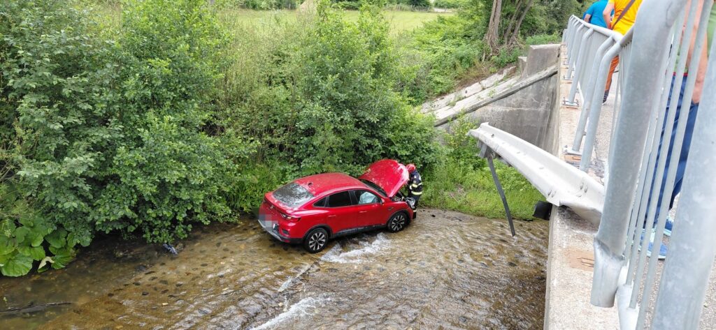 O mașină a plonjat într-un râu la intrarea în Petroșani. Două persoane au fost transportate la spital