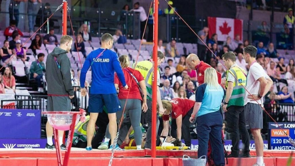 Accident șocat la Jocurile Commonwealth: un gimnast a căzut în cap de la aproape trei metri și a fost transportat de urgență la spital