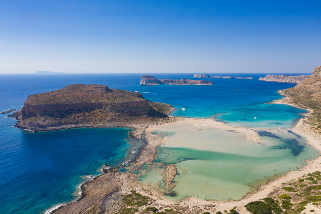 Grecia închide ușa supraturismului pe 251 de plaje: fără șezlonguri, umbrele și beach baruri. Iată unde