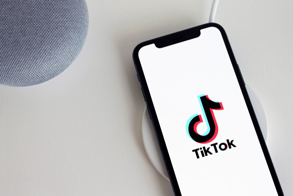 TikTok ia măsuri împotriva conturilor care publică exclusiv conținut generat de IA
