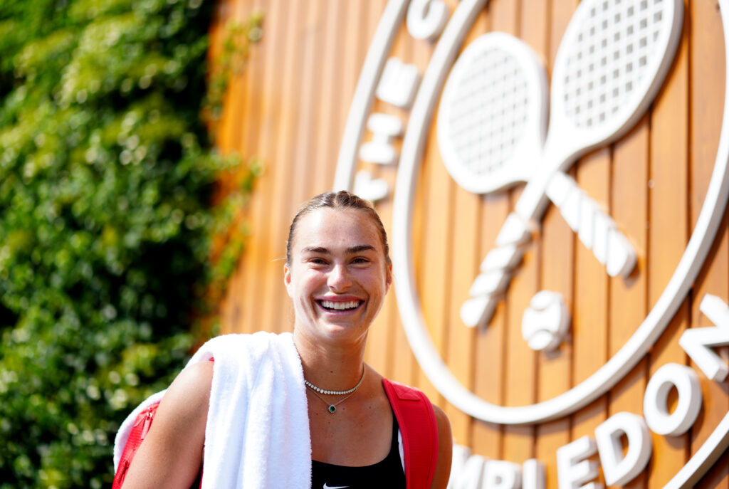 Sabalenka și Sinner, principalii favoriți pe tablourile de simplu, avansează în turul al treilea la Wimbledon 2026