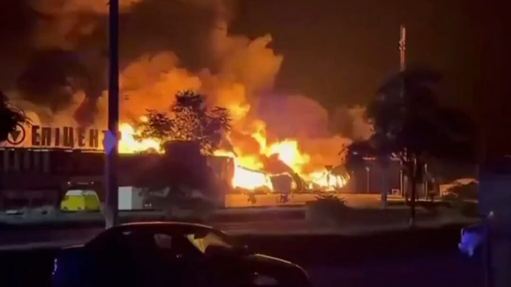 Incendiu uriaș după un atac cu dronă în nord-estul Ucrainei. Pompierii au fost atacați din nou în timpul intervenției