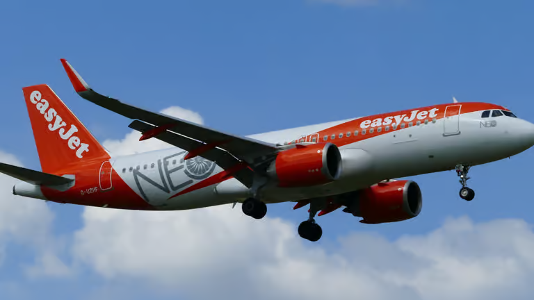 Bătaie la bordul unui zbor easyJet spre Liverpool. Aeronava s-a întors din drum