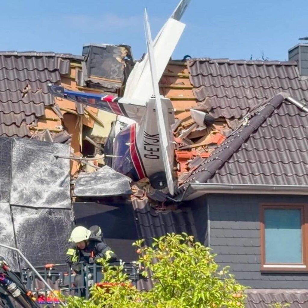 Accident grav în Germania: un avion de mici dimensiuni s-a înfipt în acoperișul unei case, iar zona a fost evacuată