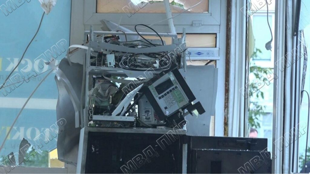 Lovitură ca în filme în Transnistria. Un bancomat a fost aruncat în aer, iar suspecții au fugit cu banii