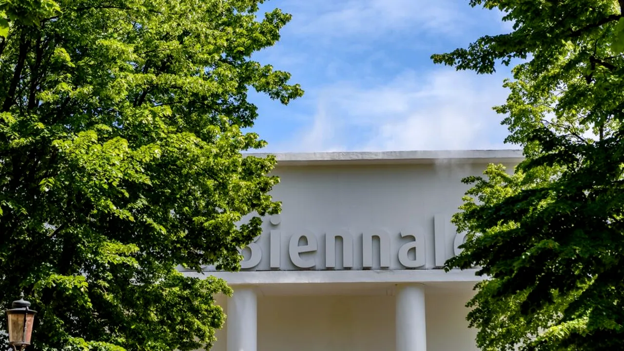Șeful Bienalei de la Veneția: UE ne taie 2 milioane € din motive politice