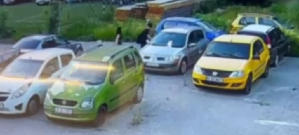 Doi copii au făcut prăpăd în curtea unde sunt depozitate mașinile ridicate în Sectorul 4 al Capitalei: 10 mașini distruse