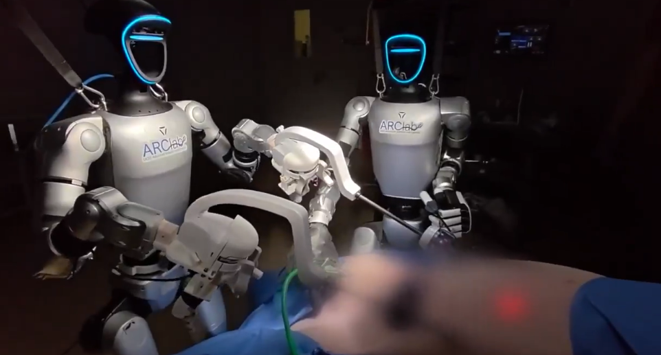 Premieră mondială. Roboții umanoizi au efectuat pentru prima dată în istorie o operație pe un pacient viu