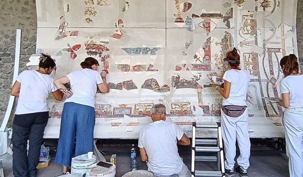 Descoperire spectaculoasă la Pompei: un tavan cu fresce inspirate din mitologia greacă a fost reconstituit
