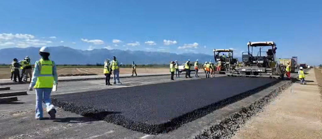 A început asfaltarea experimentală pe tronsonul 3 al Autostrăzii Sibiu – Făgăraș
