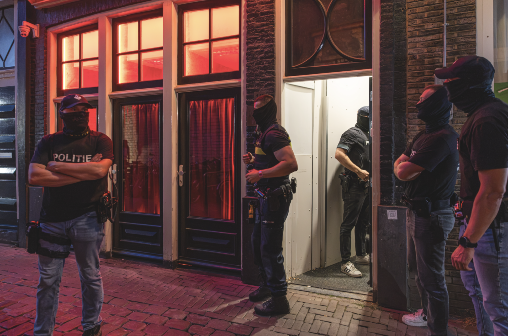 Rețea de proxenetism românească arestată în Cartierul Roșu din Amsterdam. Arestări și în România