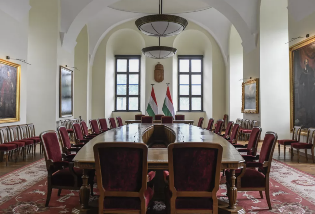 Ungaria: scandalul Magyar – Orban ajunge la faza pe covoare. Franjuri rupti și „o pată”, descoperite la bunurile istorice din Karmelita