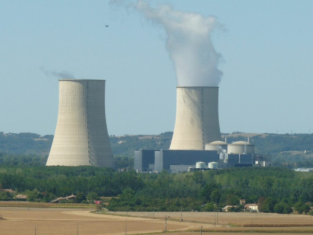 Franța oprește trei reactoare nucleare din cauza caniculei. Alte opt funcționează la putere redusă