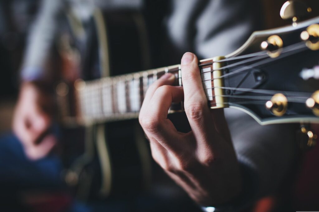 Un bărbat din Japonia, arestat după un deceniu în care și-a terorizat vecinii cu muzică rock la volum maxim