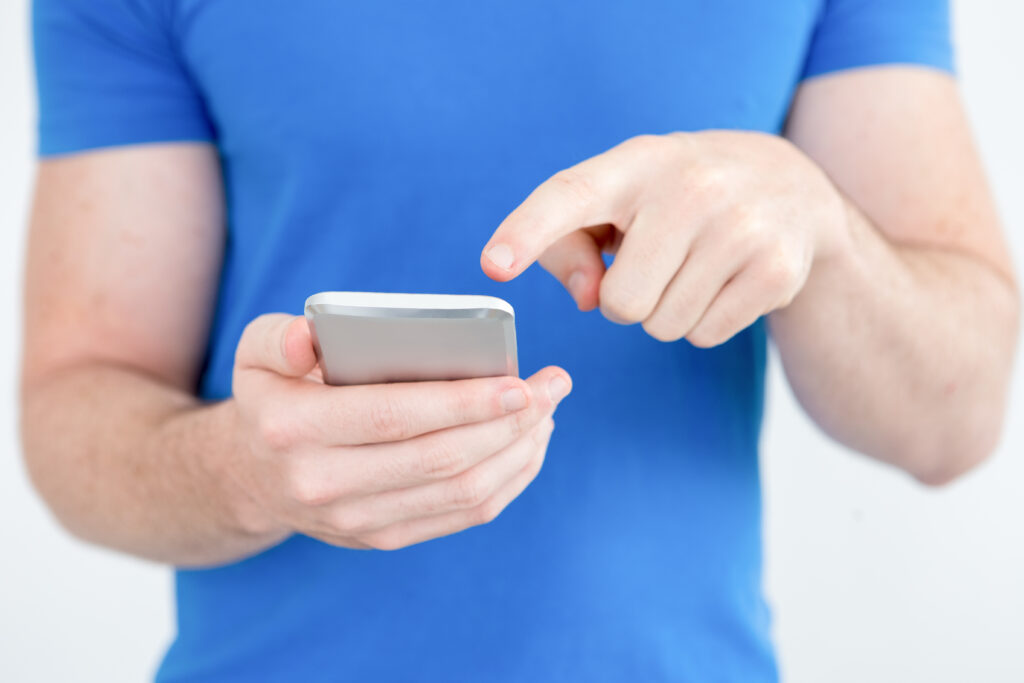 Telefonul îți distruge degetele mari. Cum poți preveni acest lucru
