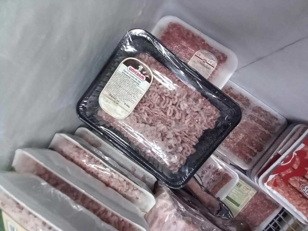 Pericol pe rafturi! ANPC a descoperit produse expirate, mucegai și carne păstrată necorespunzător