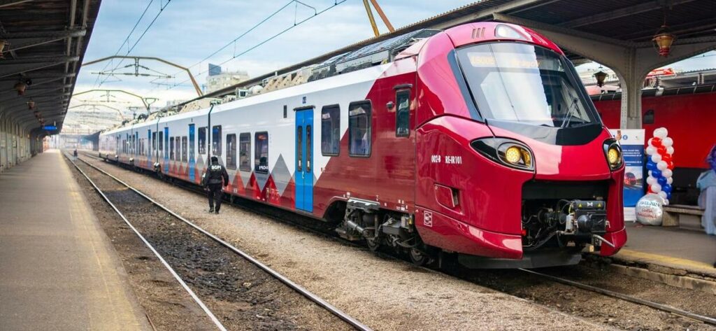 Un tren Alstom Coradia al CFR Călători, atacat cu pietre pe ruta Constanța – București Nord