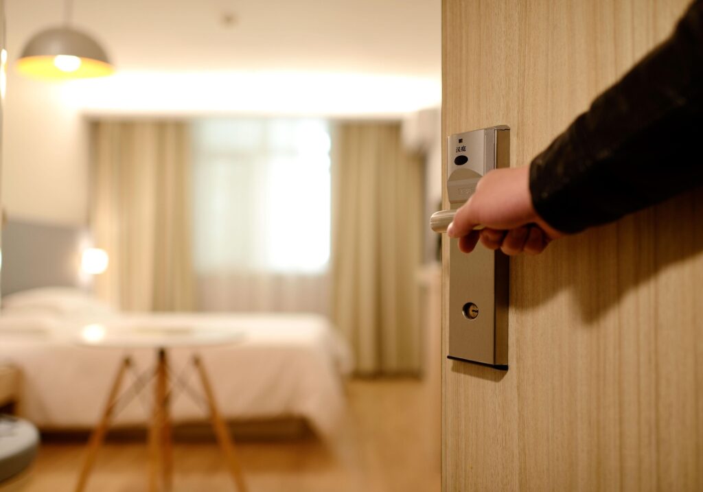 Au „dispărut” oale, telecomenzi și chiar un topor. Cele mai bizare situații de furturi din hoteluri
