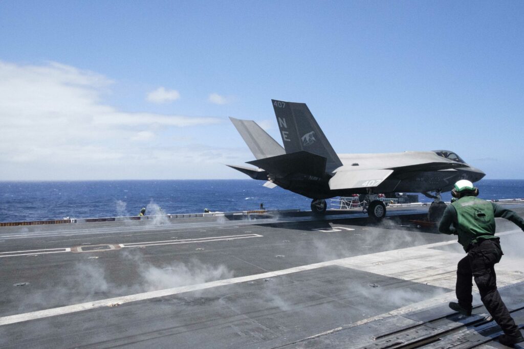 Un avion F-35 s-a prăbușit lângă baza „Top Gun” în California. Pilotul s-a catapultat