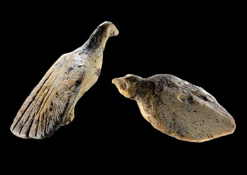 Două figurine din fildeș de mamut, vechi de 40.000 de ani, descoperite într-o peșteră din Germania