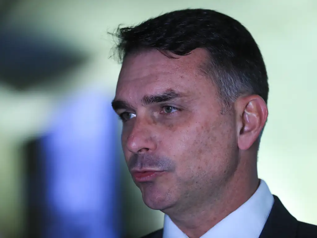 Curtea Supremă a Braziliei i-a interzis senatorului Flavio Bolsonaro să-și viziteze tatăl