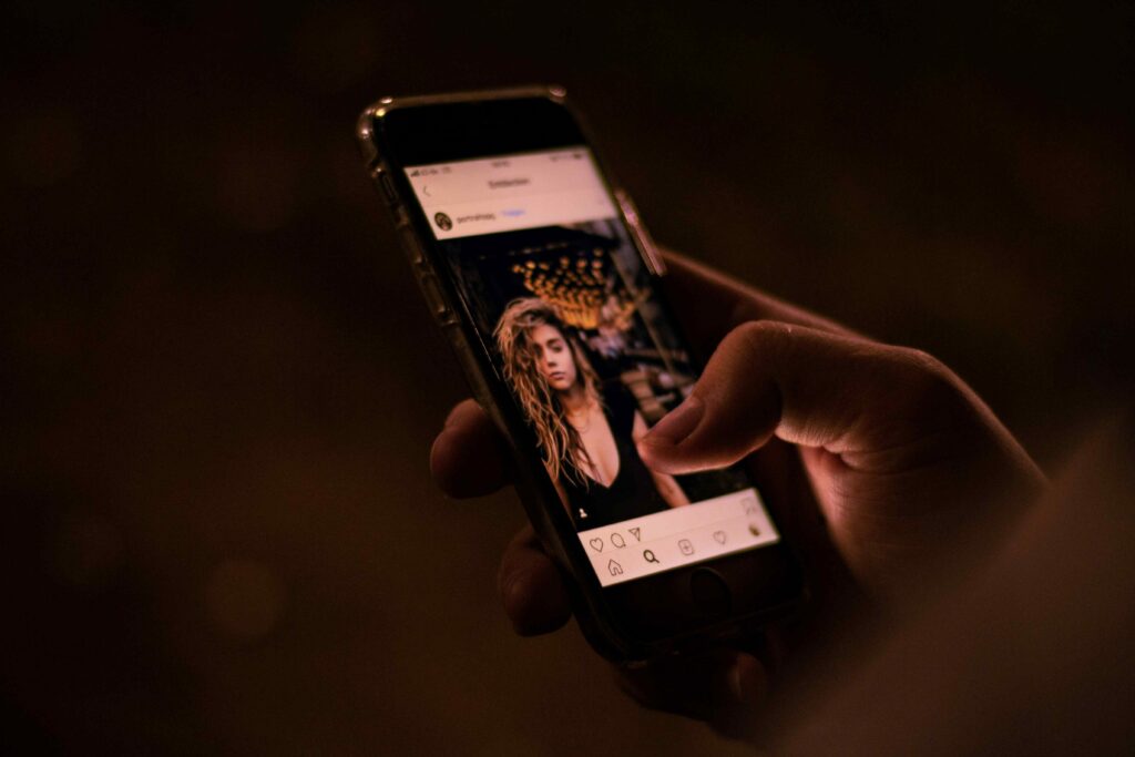 Studiu: Șapte din zece tineri au practicat sexting; aplicațiile de dating sunt în declin