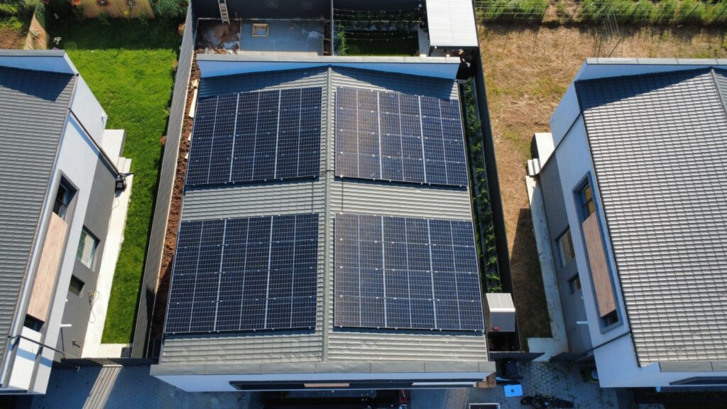 Panouri fotovoltaice în rate: cum alegi firma potrivită pentru montaj (P)