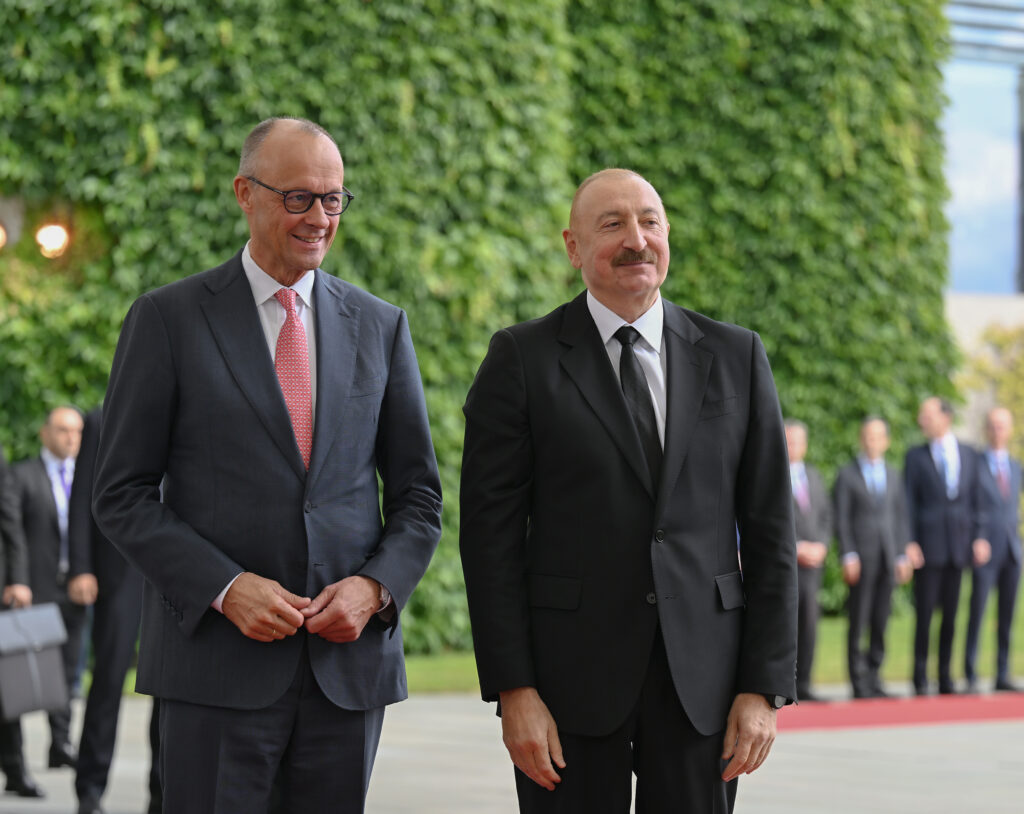 Întâlnire secretă între foști oficiali germani și ruși la Baku. Merz neagă, președintele Azerbaidjanului prezintă dovezi