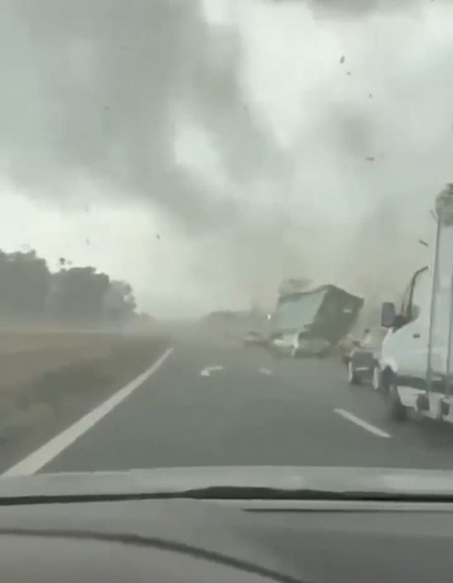 Imagini incredibile pe o autostradă din Franța cu tiruri răsturnate de rafale de vânt
