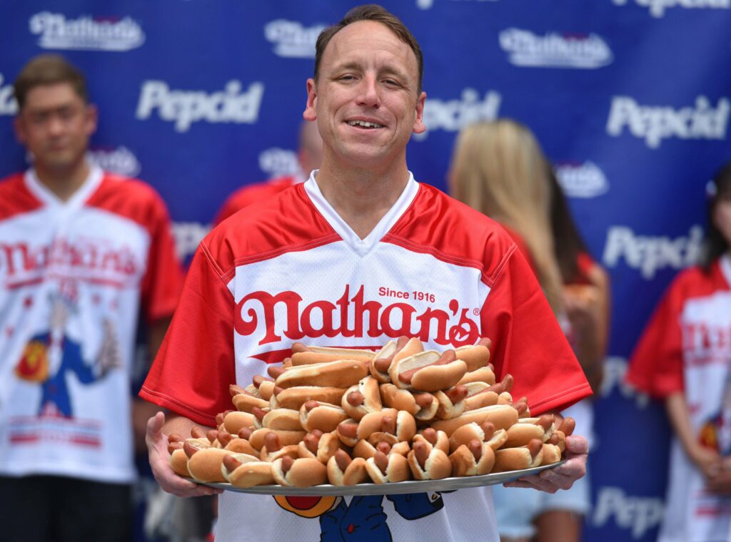 Tradiții bizare de 4 Iulie. Cum a ajuns mâncatul de hot-dog un concurs național urmărit de milioane de americani