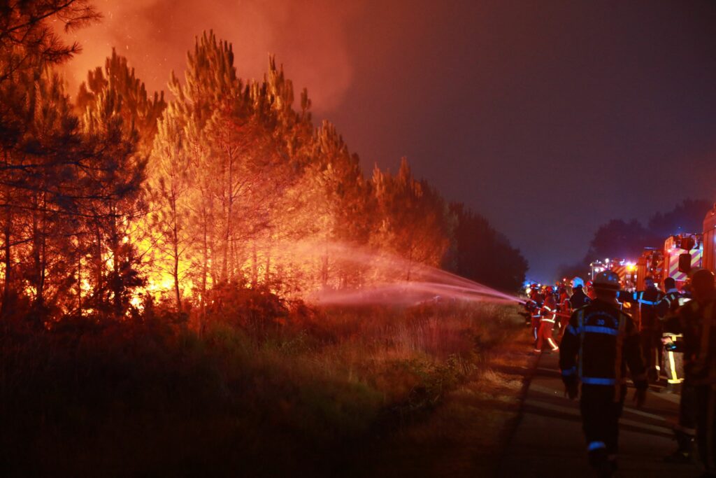 Mega-incendiul sud-vestul Franței, de 4 ori mai mare decât Parisul. Ar putea fi agravat de valul de caniculă
