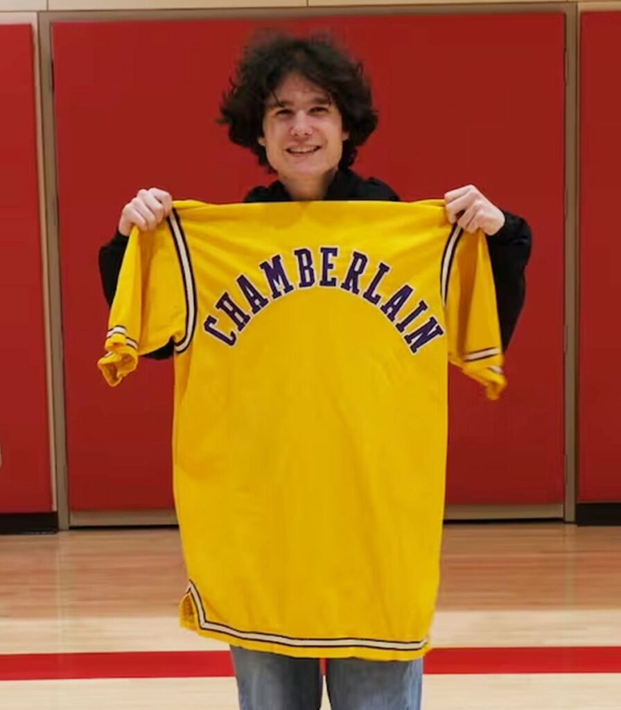 Un tânăr a cumpărat o jachetă a echipei Lakers cu 3 dolari. Acum ar putea valora 250.000 de dolari