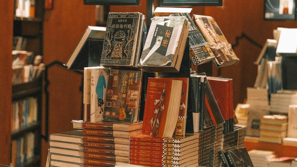 Două librării independente din Hong Kong "pun lacătul pe ușă" după descinderile poliției