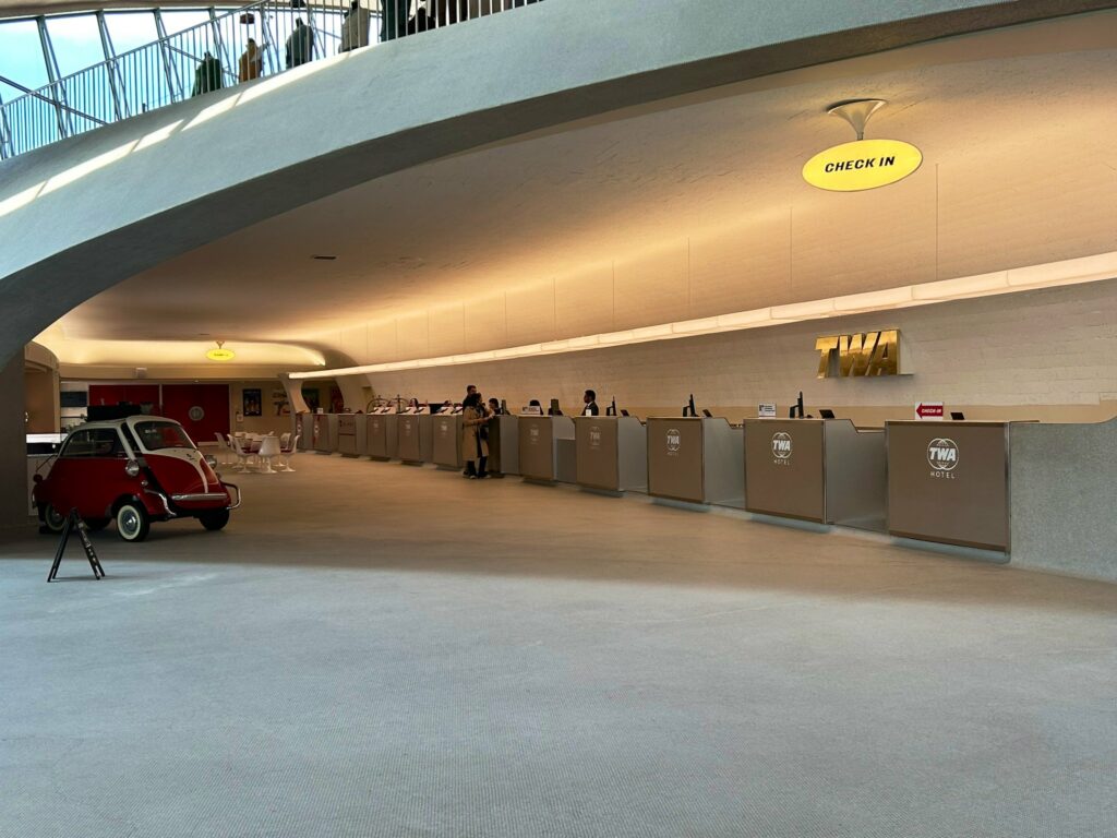 Un fost terminal de aeroport a devenit unul dintre cele mai bune hoteluri din lume. Are dotări unice