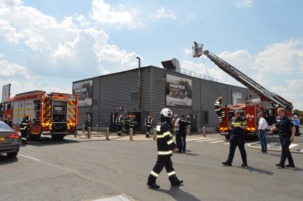 Un supermarket din Brăila a luat foc. Clienții și angajații au fost evacuați