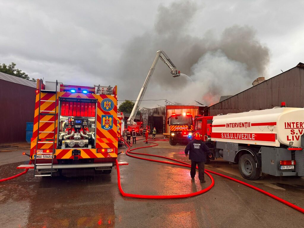 Incendiu la o fabrică de prelucrare a lemnului din Bistrița – Nădăud. Acoperișul unui atelier a luat foc
